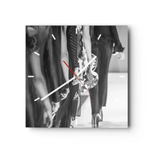 Reloj de pared - Reloj de vidrio - Una escena de pasarela en blanco y negro que muestra los detalles de los vestidos y las figuras de las modelos. - 30x30cm - Un desfile con estilo - Decoración de pared moderna para salón y dormitorio ARTTOR