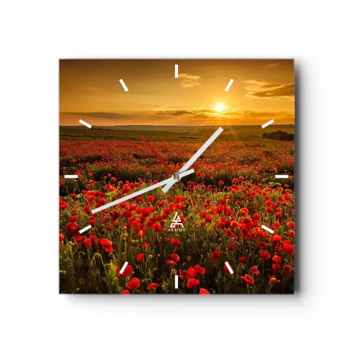 Reloj de pared - Reloj de vidrio - Un campo de amapolas rojas bajo el resplandor del sol poniente. - 30x30cm - Entre los campos de flores - Decoración de pared moderna para salón y dormitorio ARTTOR