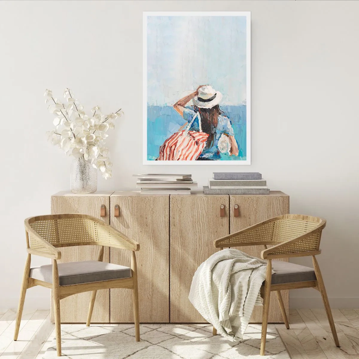 Póster - Una mujer con sombrero mirando al mar. - 50x70cm - Bienvenida a tus vacaciones - Decoración de pared moderna para salón y dormitorio ARTTOR