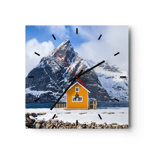 Reloj de pared - Reloj de vidrio - Una casa amarilla con el telón de fondo de montañas cubiertas de nieve y el mar. - 30x30cm - Vacaciones escandinavas - Decoración de pared moderna para salón y dormitorio ARTTOR