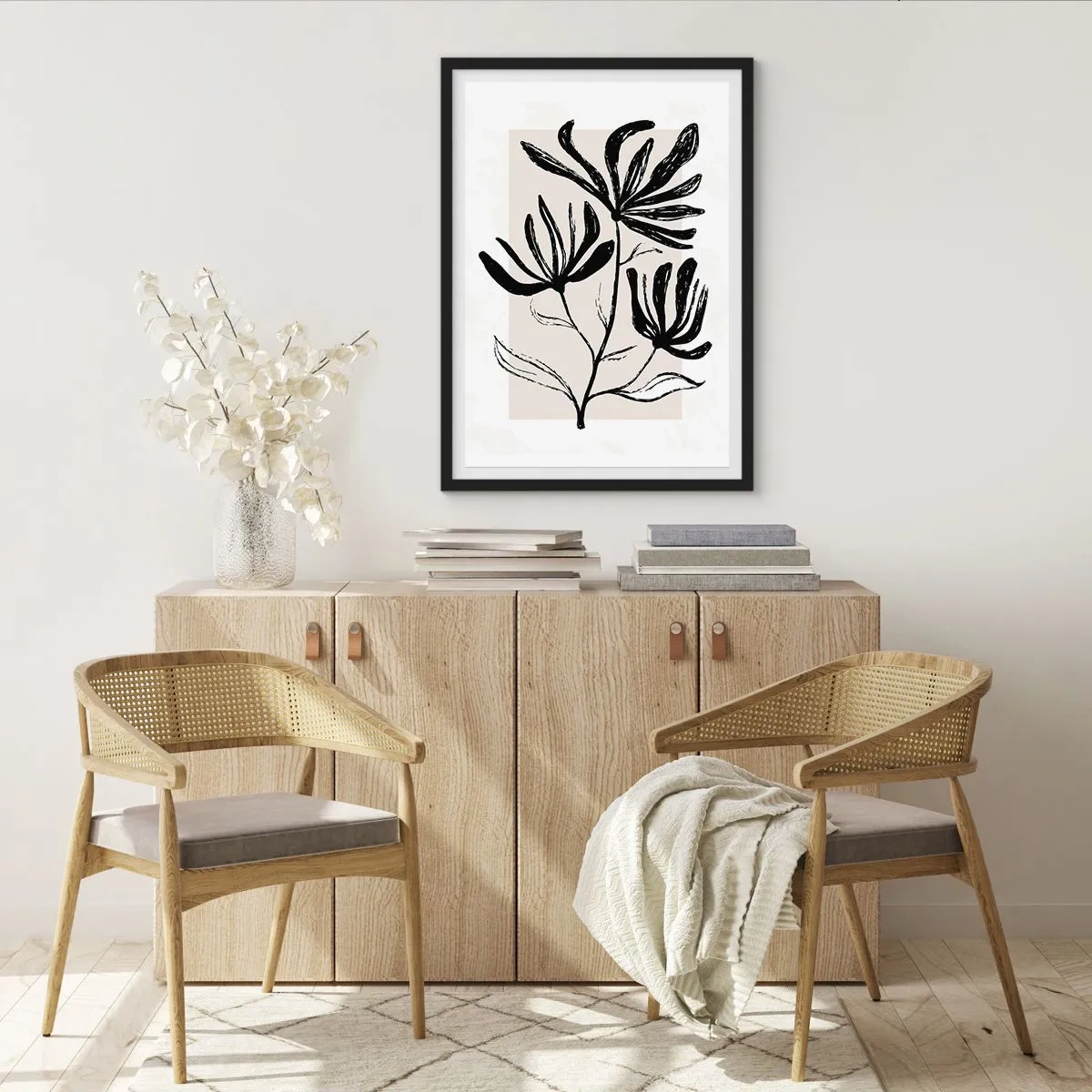 Póster en marco negro - Ilustración en blanco y negro de flores sobre un fondo beige - 50x70cm - Esbozo para un herbario - Decoración de pared moderna para salón y dormitorio ARTTOR