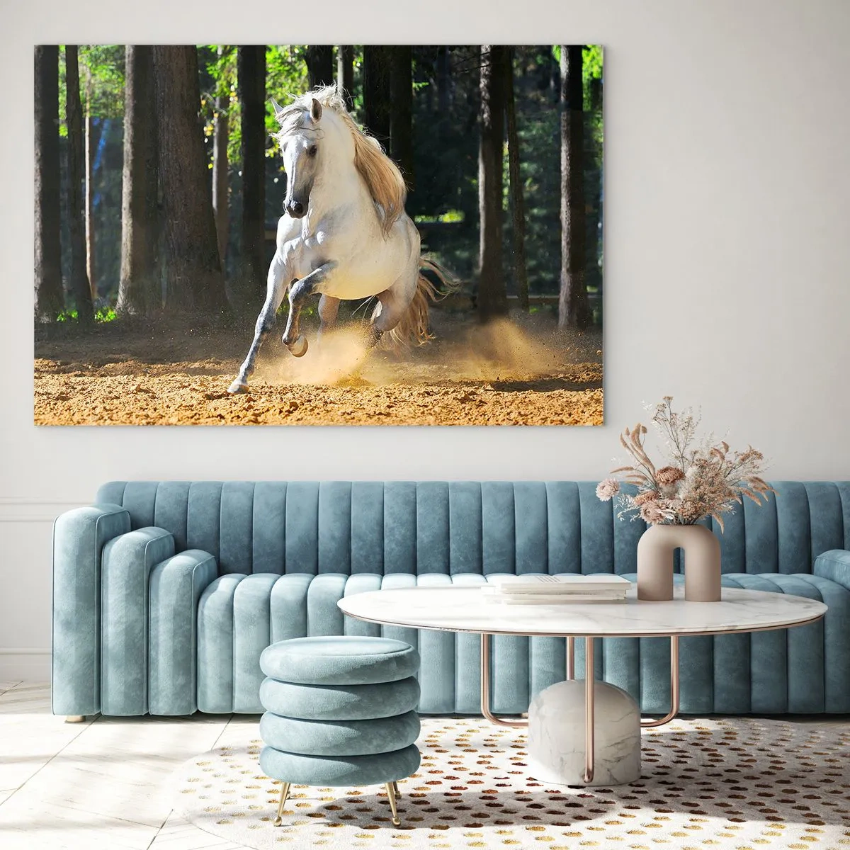 Cuadro sobre vidrio - Impresiones sobre Vidrio - Un caballo blanco galopa sobre terreno arenoso en el bosque. - 120x80cm - Como en una novela de fantasía - Decoración de pared moderna para salón y dormitorio ARTTOR