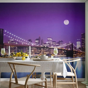 Fotomural Standard Eco - El puente de Brooklyn y el horizonte de Nueva York por la noche - 100x70cm - Las luces de una gran ciudad en púrpura - Decoración de pared moderna para salón y dormitorio ARTTOR