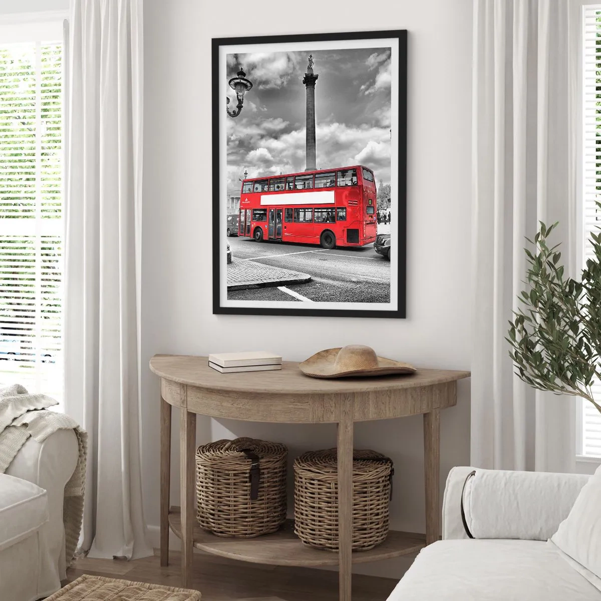 Póster en marco negro - Un autobús rojo contra un fondo urbano en blanco y negro - 50x70cm - El verdadero torrente sanguíneo de la ciudad - Decoración de pared moderna para salón y dormitorio ARTTOR