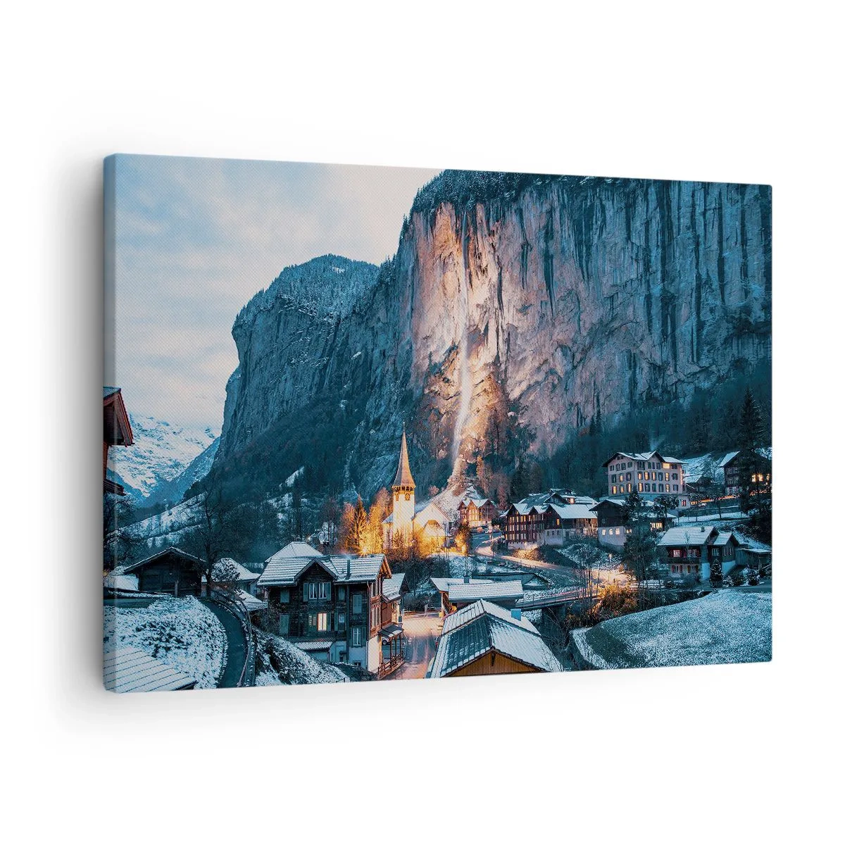Cuadro sobre lienzo - Impresión de Imagen - Un pintoresco pueblo invernal rodeado de montañas. - 70x50cm - El espíritu luminoso del invierno - Decoración de pared moderna para salón y dormitorio ARTTOR
