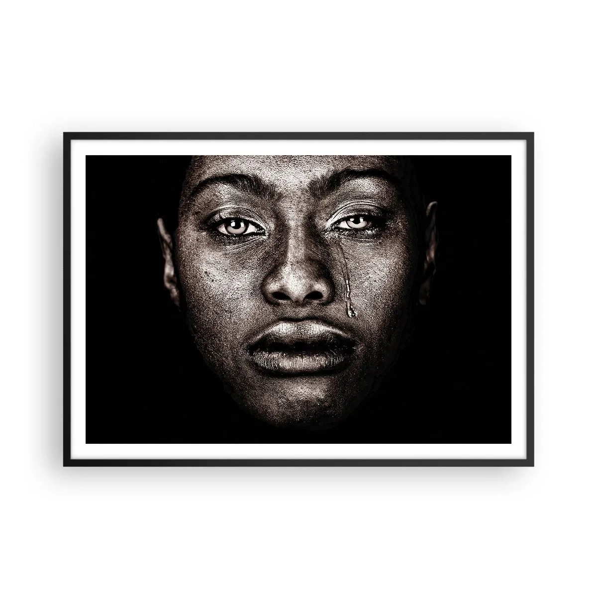 Póster en marco negro - Retrato de un rostro con una sola lágrima sobre un fondo negro - 100x70cm - Una lágrima - Decoración de pared moderna para salón y dormitorio ARTTOR