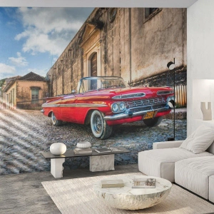 Fotomural Standard Eco - Convertible clásico rojo en una calle adoquinada - 100x70cm - Emociones cubanas - Decoración de pared moderna para salón y dormitorio ARTTOR