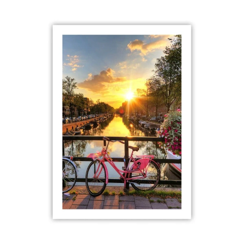 Póster - Una bicicleta rosa en un puente sobre un canal al atardecer. - 50x70cm - Mañana de primavera en Ámsterdam - Decoración de pared moderna para salón y dormitorio ARTTOR