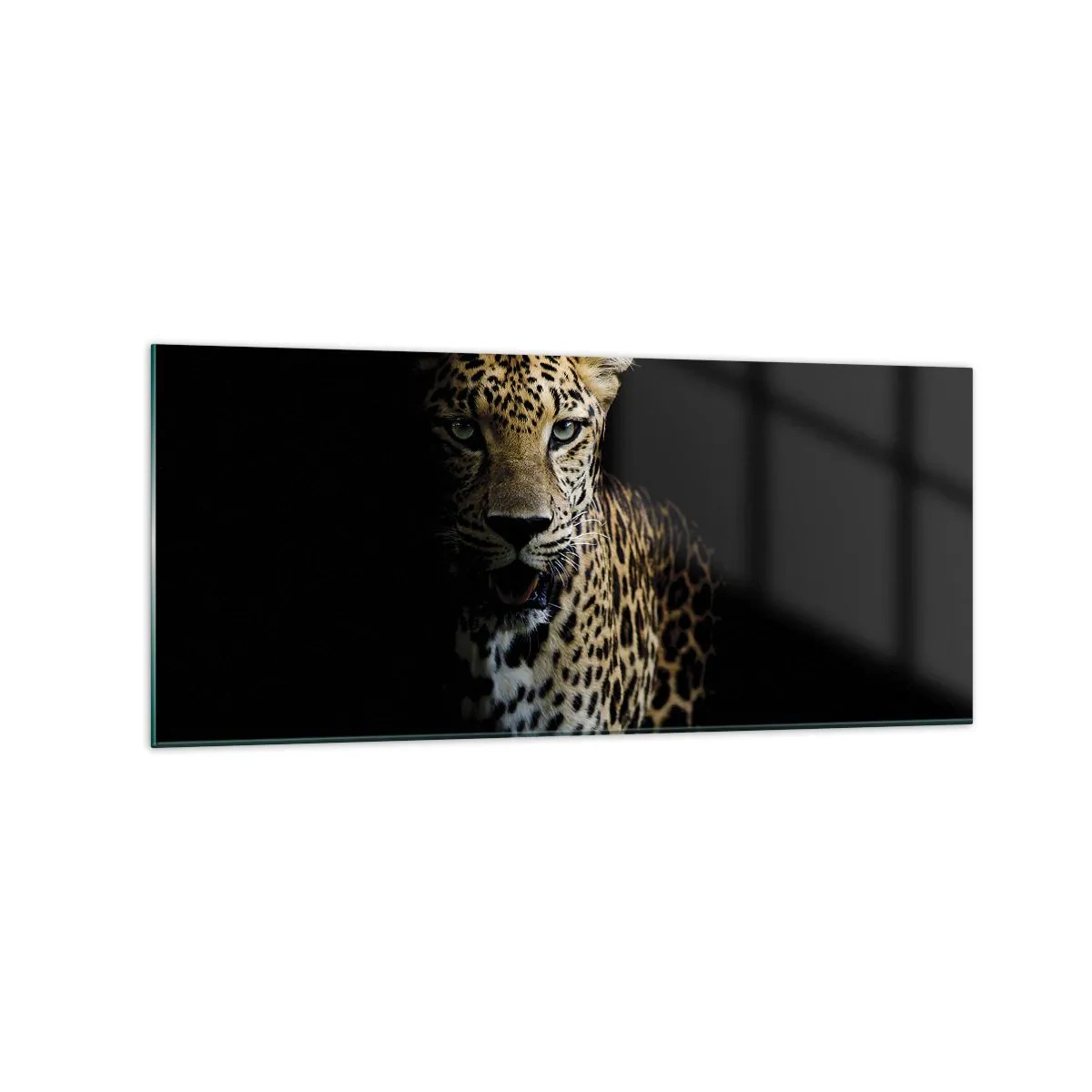 Cuadro sobre vidrio - Impresiones sobre Vidrio - Un leopardo sobre un fondo oscuro con una mirada intensa. - 120x50cm - Belleza oscura - Decoración de pared moderna para salón y dormitorio ARTTOR