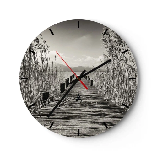 Reloj de pared - Reloj de vidrio - Un puente de madera entre la hierba que conduce al lago. - 30x30cm - En la quietud de los juncos - Decoración de pared moderna para salón, cocina y dormitorio ARTTOR