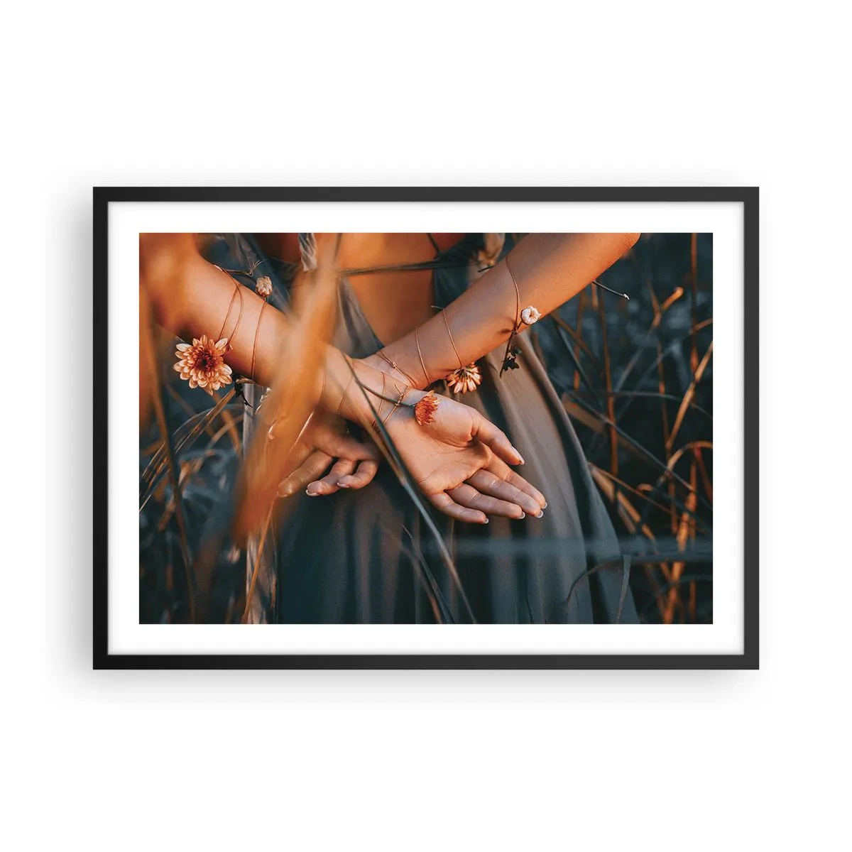 Póster en marco negro - Manos sensuales con flores en un entorno natural. - 70x50cm - Conectada con la naturaleza - Decoración de pared moderna para salón y dormitorio ARTTOR