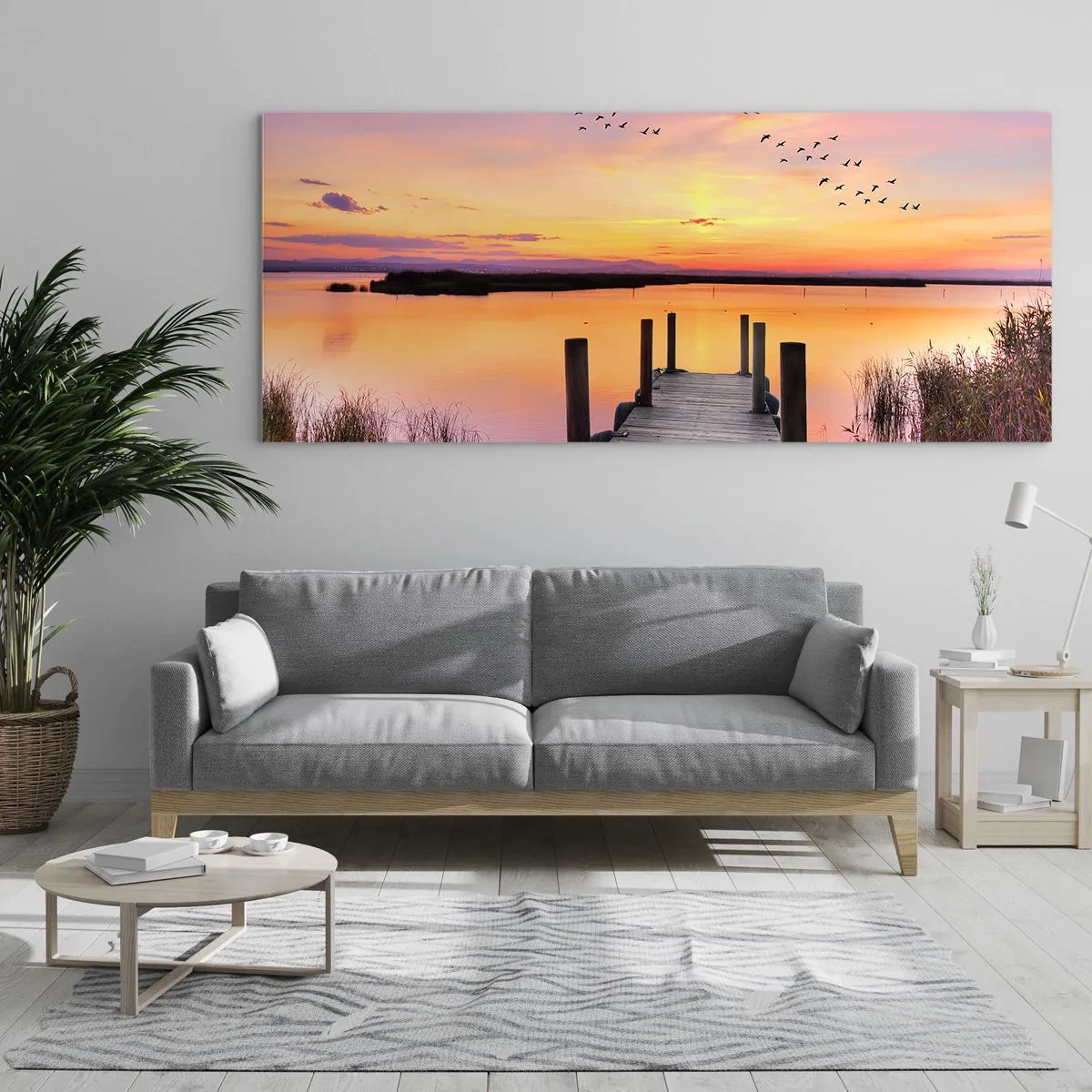 Cuadro sobre vidrio - Impresiones sobre Vidrio - Un muelle en un lago al atardecer con pájaros en el cielo. - 140x50cm - Violeta amanecer silencioso - Decoración de pared moderna para salón y dormitorio ARTTOR