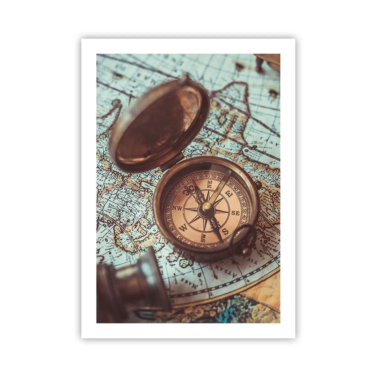 Póster - Una brújula antigua sobre un fondo de mapa del mundo. - 50x70cm - Para el aventurero - Decoración de pared moderna para salón y dormitorio ARTTOR
