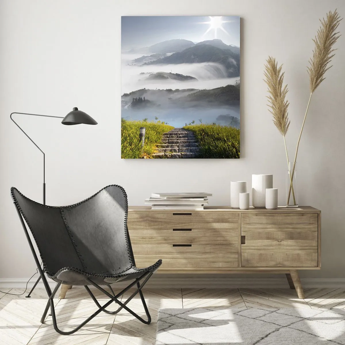 Cuadro sobre vidrio - Impresiones sobre Vidrio - Escaleras de piedra que suben a través de las montañas envueltas en la niebla matutina. - 70x100cm - Todavía en las nubes - Decoración de pared moderna para salón y dormitorio ARTTOR