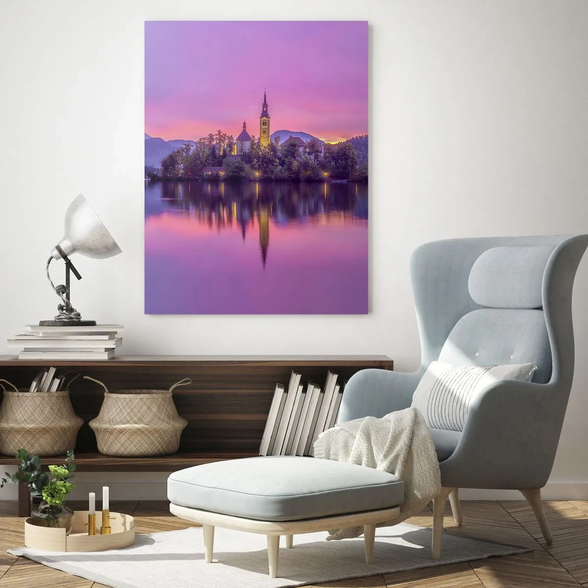 Cuadro sobre vidrio - Impresiones sobre Vidrio - Una iglesia en una isla con montañas y una puesta de sol al fondo. - 50x70cm - Isla de cuento de hadas al atardecer - Decoración de pared moderna para salón y dormitorio ARTTOR