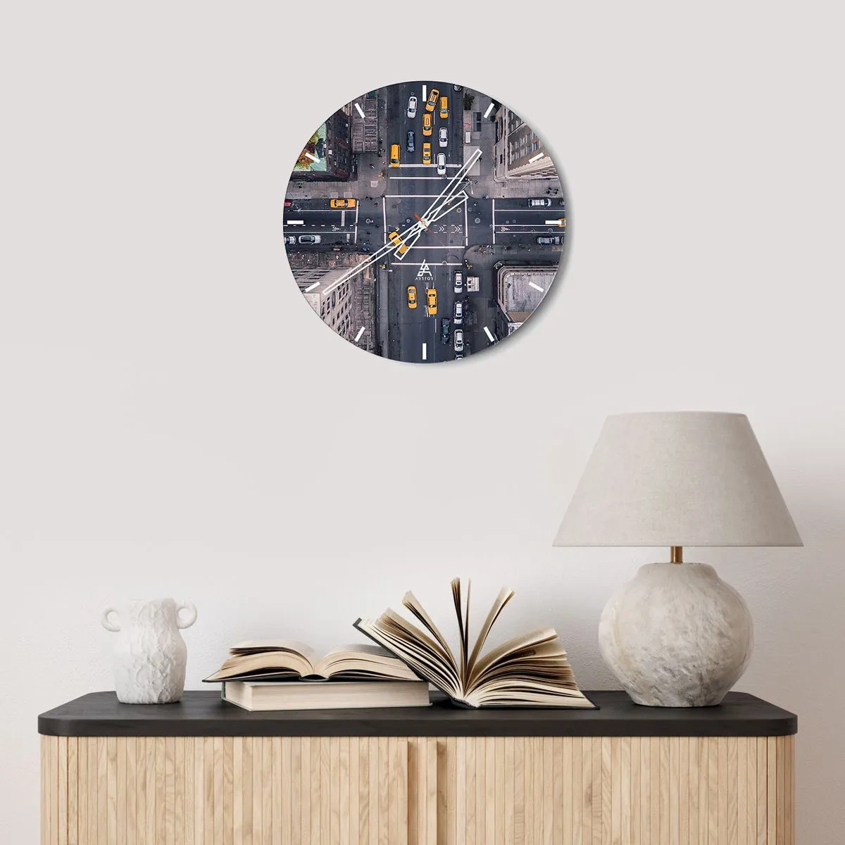 Reloj de pared - Reloj de vidrio - Vista aérea de la intersección con taxis amarillos. - 30x30cm - Una simple elección - Decoración de pared moderna para salón, cocina y dormitorio ARTTOR
