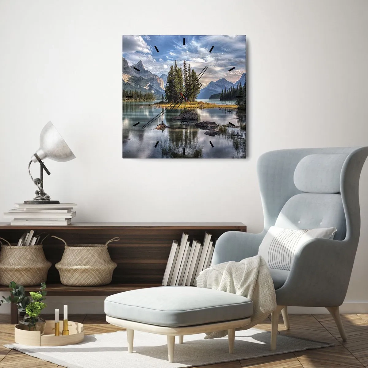 Reloj de pared - Reloj de vidrio - Un paisaje de montaña con una isla rodeada por un lago tranquilo. - 30x30cm - Sobre el agua cristalina... - Decoración de pared moderna para salón y dormitorio ARTTOR
