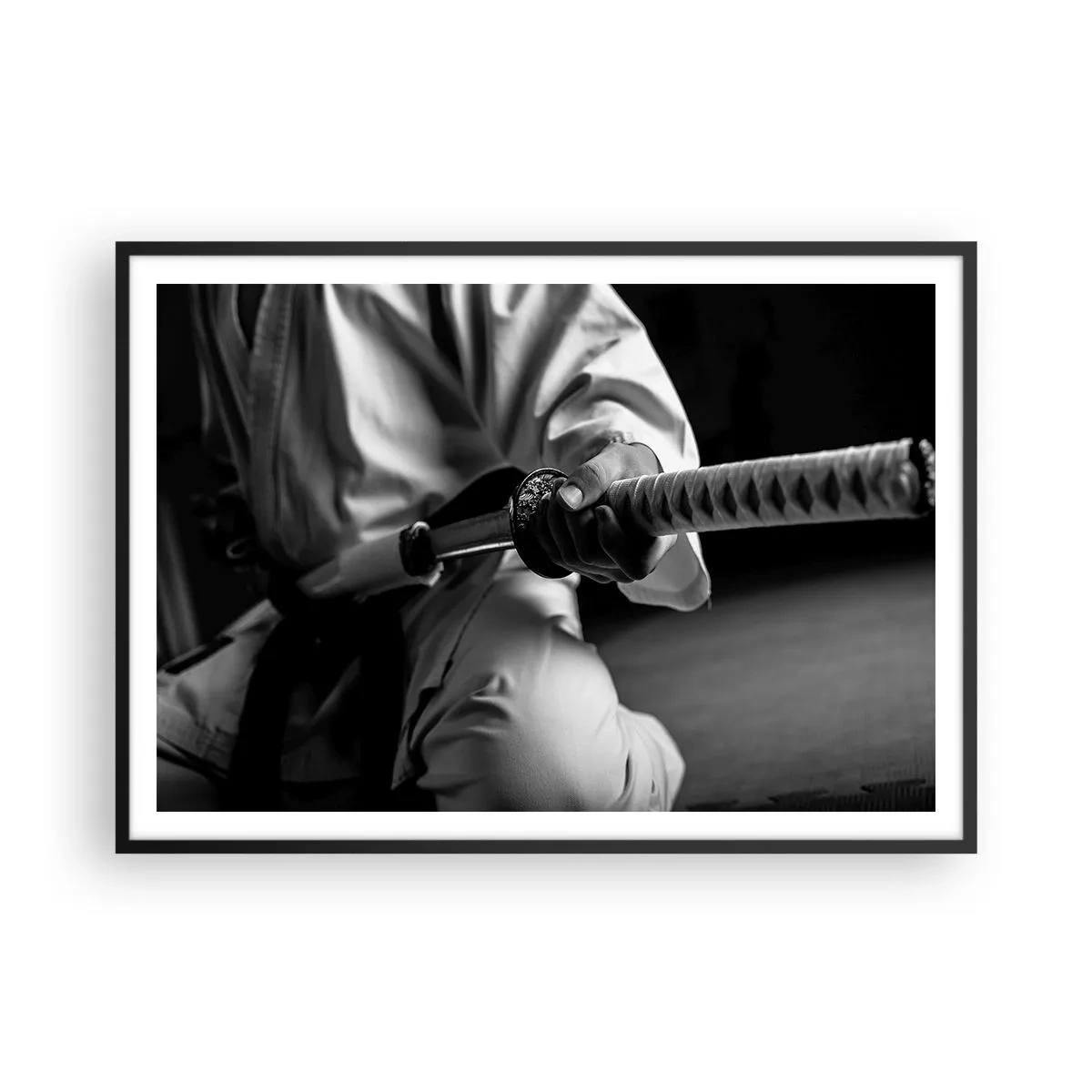 Póster en marco negro - Un samurái con kimono sosteniendo una katana en blanco y negro. - 100x70cm - Alma de guerrero - Decoración de pared moderna para salón y dormitorio ARTTOR
