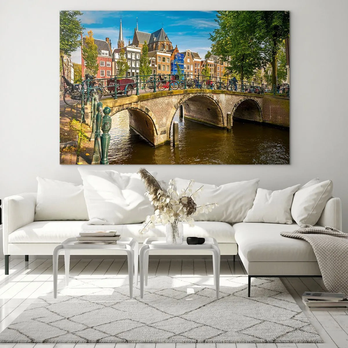 Cuadro sobre vidrio - Impresiones sobre Vidrio - Un puente sobre un canal rodeado de arquitectura histórica y vegetación. - 70x50cm - Primavera en el canal - Decoración de pared moderna para salón y dormitorio ARTTOR