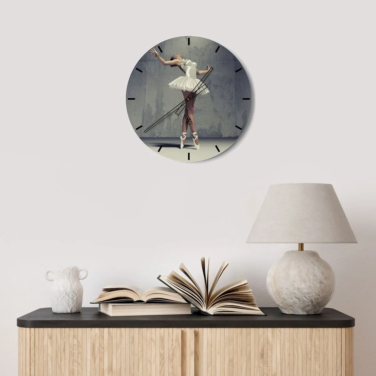 Reloj de pared - Reloj de vidrio - Una bailarina con un vestido blanco adopta una pose dinámica frente a una pared de hormigón. - 30x30cm - Ligero como un pájaro - Decoración de pared moderna para salón, cocina y dormitorio ARTTOR