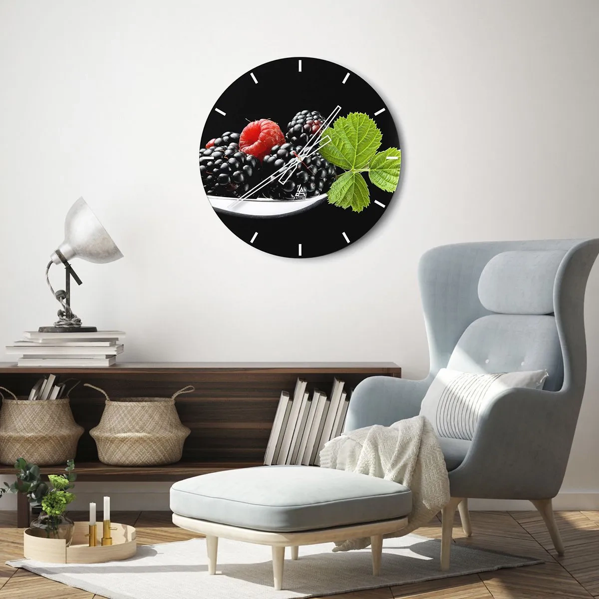 Reloj de pared - Reloj de vidrio - Frambuesas y moras sobre un fondo de hojas verdes. - 30x30cm - El sabor de la frescura - Decoración de pared moderna para salón, cocina y dormitorio ARTTOR