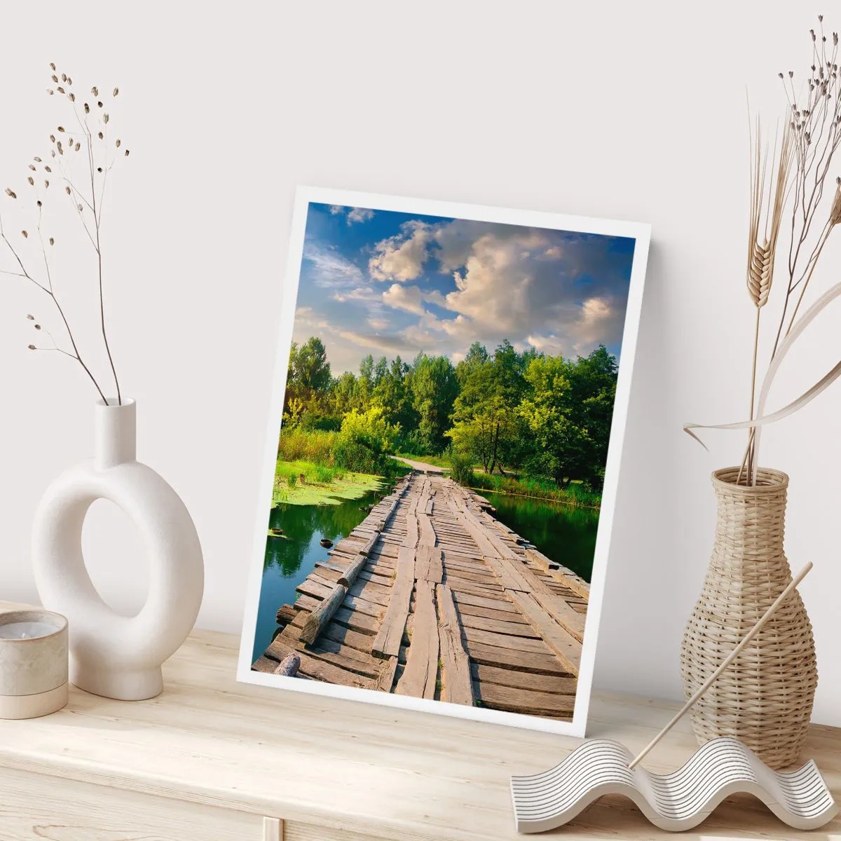Póster - Un puente de madera sobre un río rodeado de vegetación. - 50x70cm - Verano, verano en todas partes - Decoración de pared moderna para salón y dormitorio ARTTOR