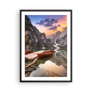 Póster en marco negro - Barcos de madera en un lago rodeado de montañas al atardecer - 50x70cm - Espejo entre montañas - Decoración de pared moderna para salón y dormitorio ARTTOR