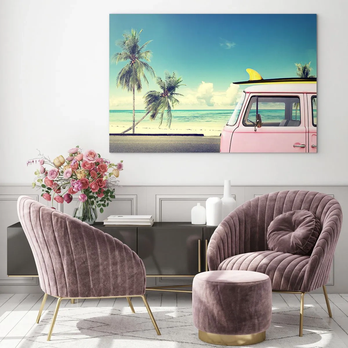 Cuadro sobre vidrio - Impresiones sobre Vidrio - Una playa con palmeras y una furgoneta retro rosa junto al mar. - 70x50cm - Comienzan las vacaciones - Decoración de pared moderna para salón y dormitorio ARTTOR