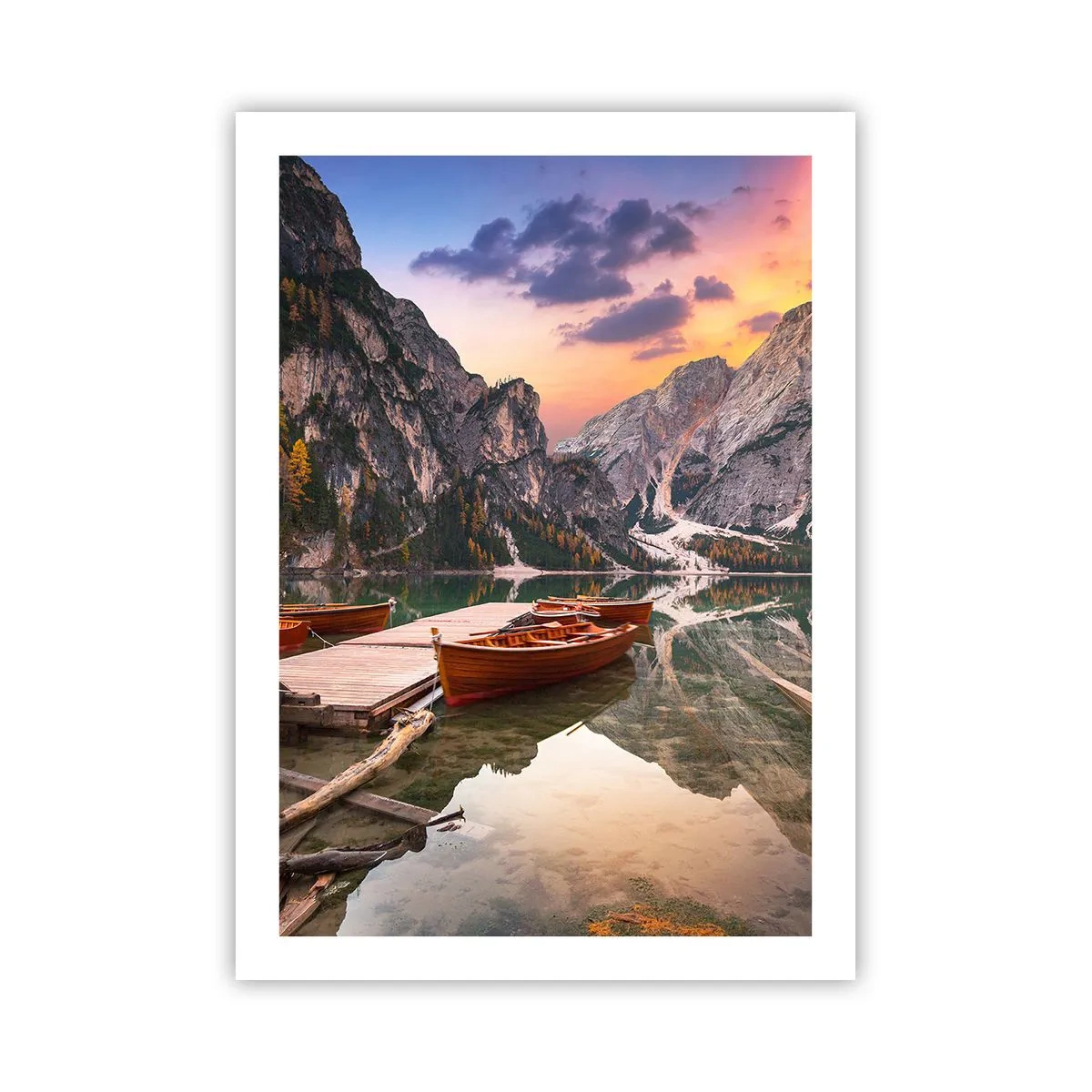 Póster - Barcos de madera en un lago rodeado de montañas al atardecer - 50x70cm - Espejo entre montañas - Decoración de pared moderna para salón y dormitorio ARTTOR