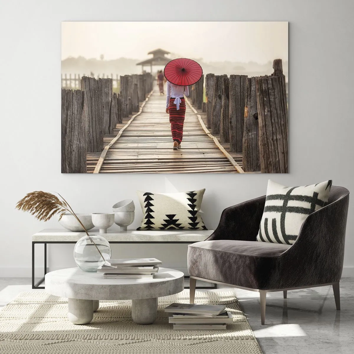 Cuadro sobre vidrio - Impresiones sobre Vidrio - Una mujer con un paraguas rojo en un puente de madera. - 70x50cm - En un viejo puente - Decoración de pared moderna para salón y dormitorio ARTTOR