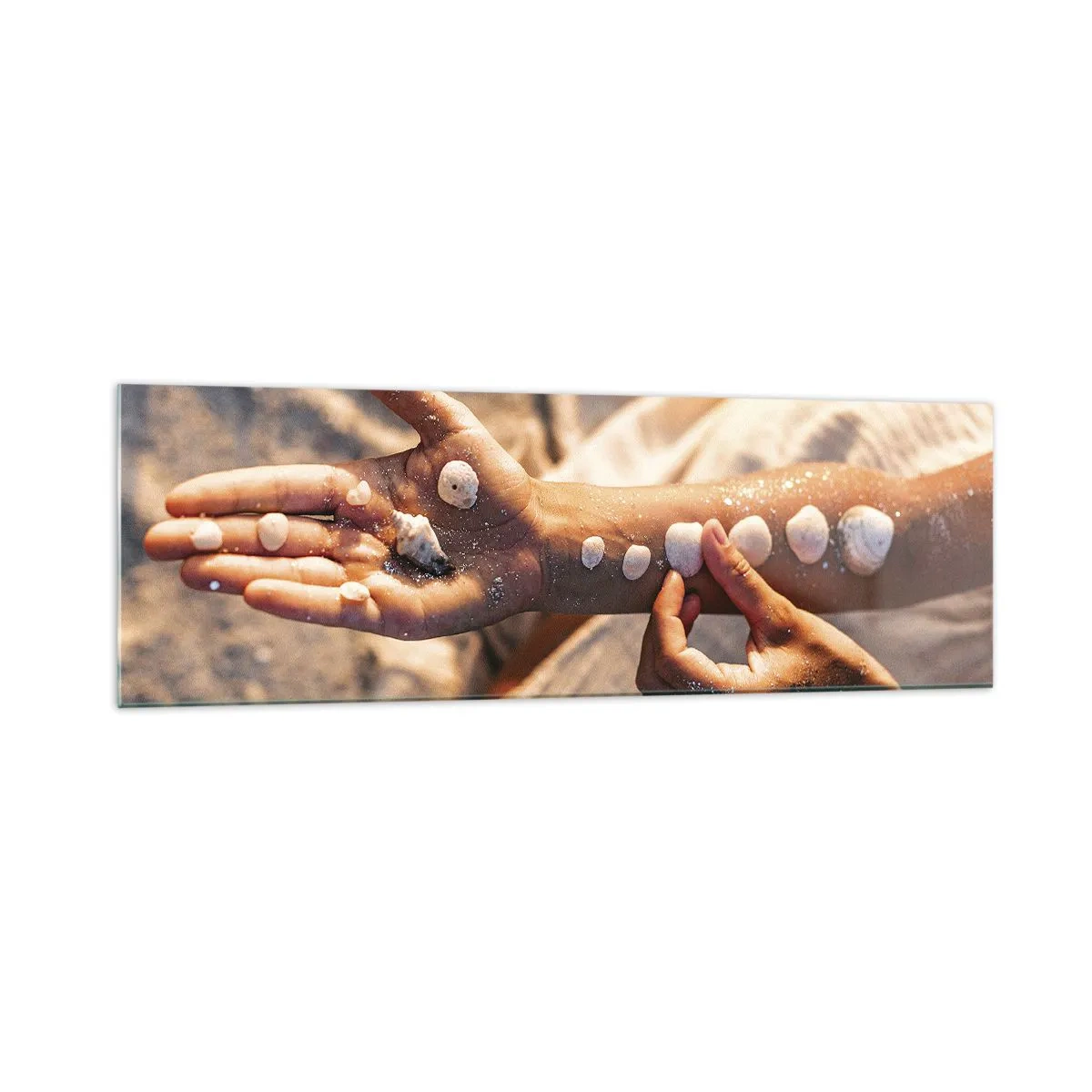 Cuadro sobre vidrio - Impresiones sobre Vidrio - Manos con conchas marinas dispuestas sobre el fondo de arena. - 160x50cm - La belleza al alcance de la mano - Decoración de pared moderna para salón y dormitorio ARTTOR