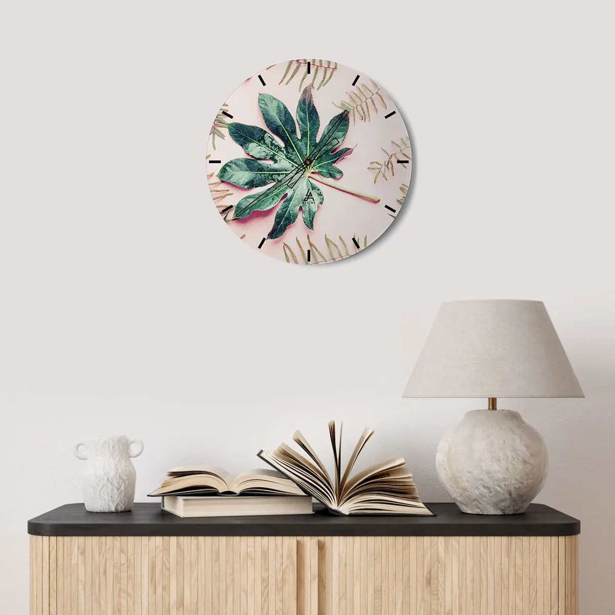 Reloj de pared - Reloj de vidrio - Una gran hoja verde sobre un fondo rosa claro con detalles florales. - 30x30cm - Estudio de vegetación sobre fondo rosa - Decoración de pared moderna para salón, cocina y dormitorio ARTTOR