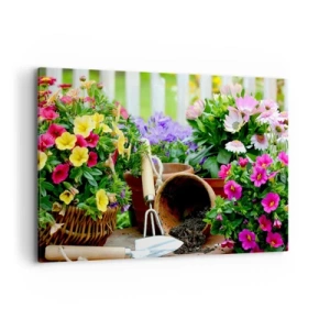 Cuadro sobre lienzo - Impresión de Imagen - Flores de colores en macetas con herramientas de jardinería sobre la mesa. - 120x80cm - El jardín de Sofía - Decoración de pared moderna para salón y dormitorio ARTTOR