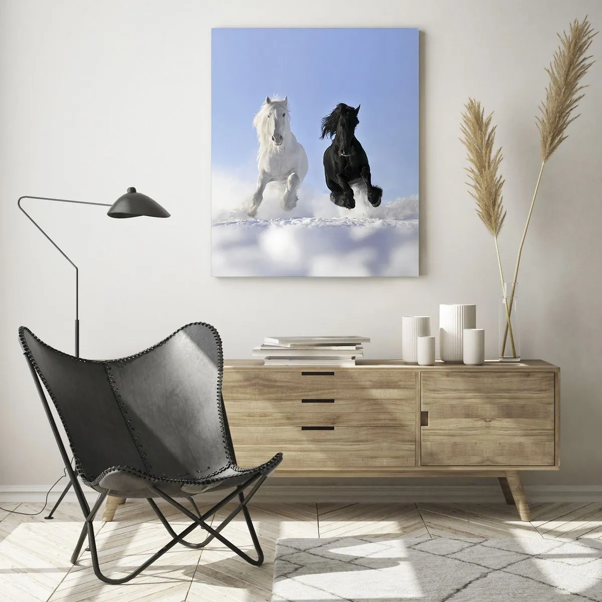 Cuadro sobre vidrio - Impresiones sobre Vidrio - Un caballo blanco y negro corriendo por la nieve en un paisaje invernal. - 50x70cm - Galope blanco y negro - Decoración de pared moderna para salón y dormitorio ARTTOR