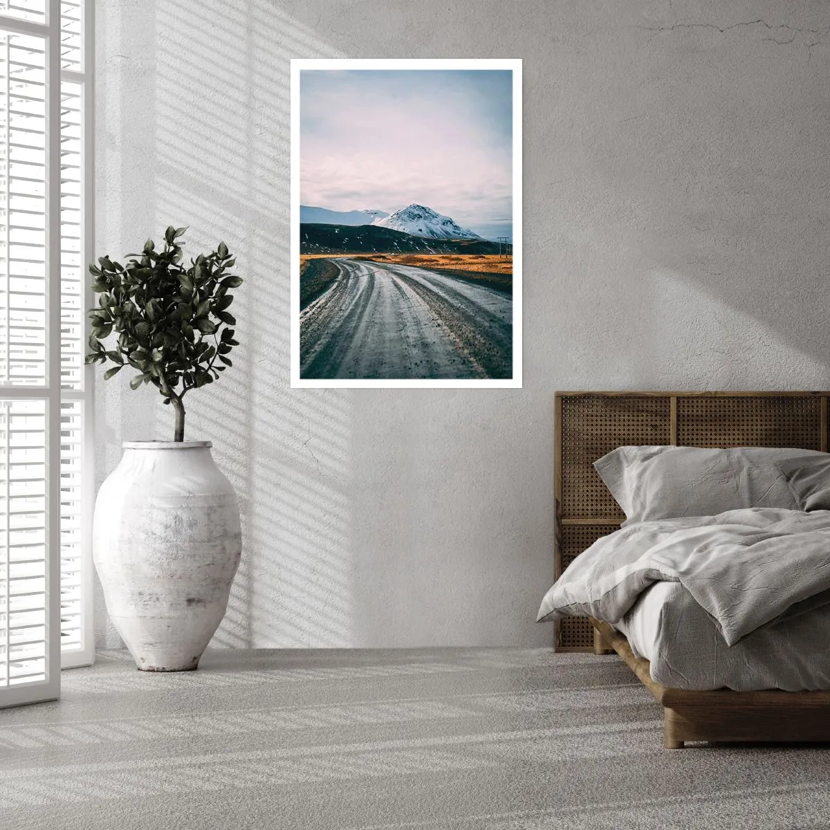 Póster - Un camino que conduce hacia las montañas cubiertas de nieve. - 50x70cm - En el ambiente islandés - Decoración de pared moderna para salón y dormitorio ARTTOR