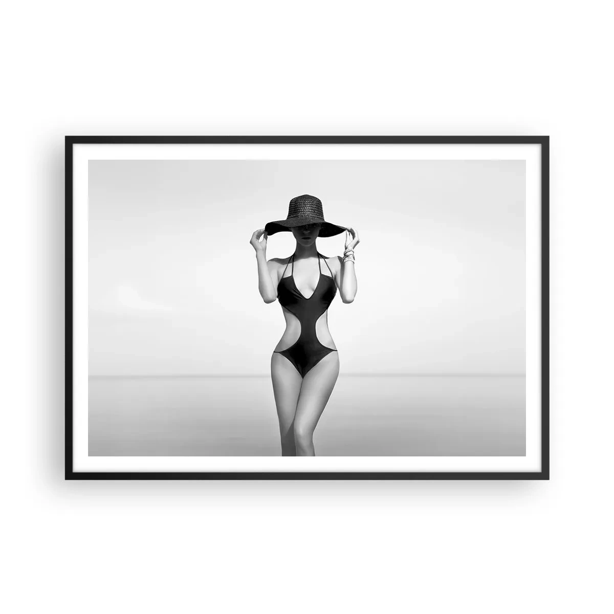 Póster en marco negro - Silueta en blanco y negro de una mujer con sombrero contra el fondo del mar. - 100x70cm - Mi nombre es Elegancia - Decoración de pared moderna para salón y dormitorio ARTTOR