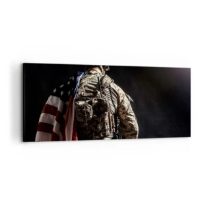 Cuadro sobre lienzo - Impresión de Imagen - Un soldado uniformado con una bandera sobre un fondo oscuro. - 120x50cm - Por eso lucho - Decoración de pared moderna para salón y dormitorio ARTTOR