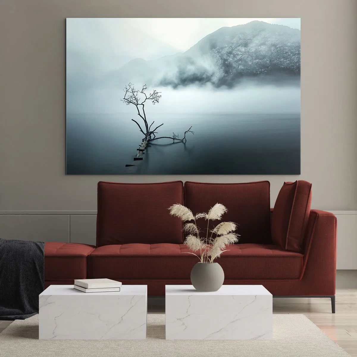 Cuadro sobre vidrio - Impresiones sobre Vidrio - Un árbol solitario con el telón de fondo de montañas envueltas en niebla sobre el agua. - 70x50cm - Fuera del agua y de la niebla - Decoración de pared moderna para salón y dormitorio ARTTOR
