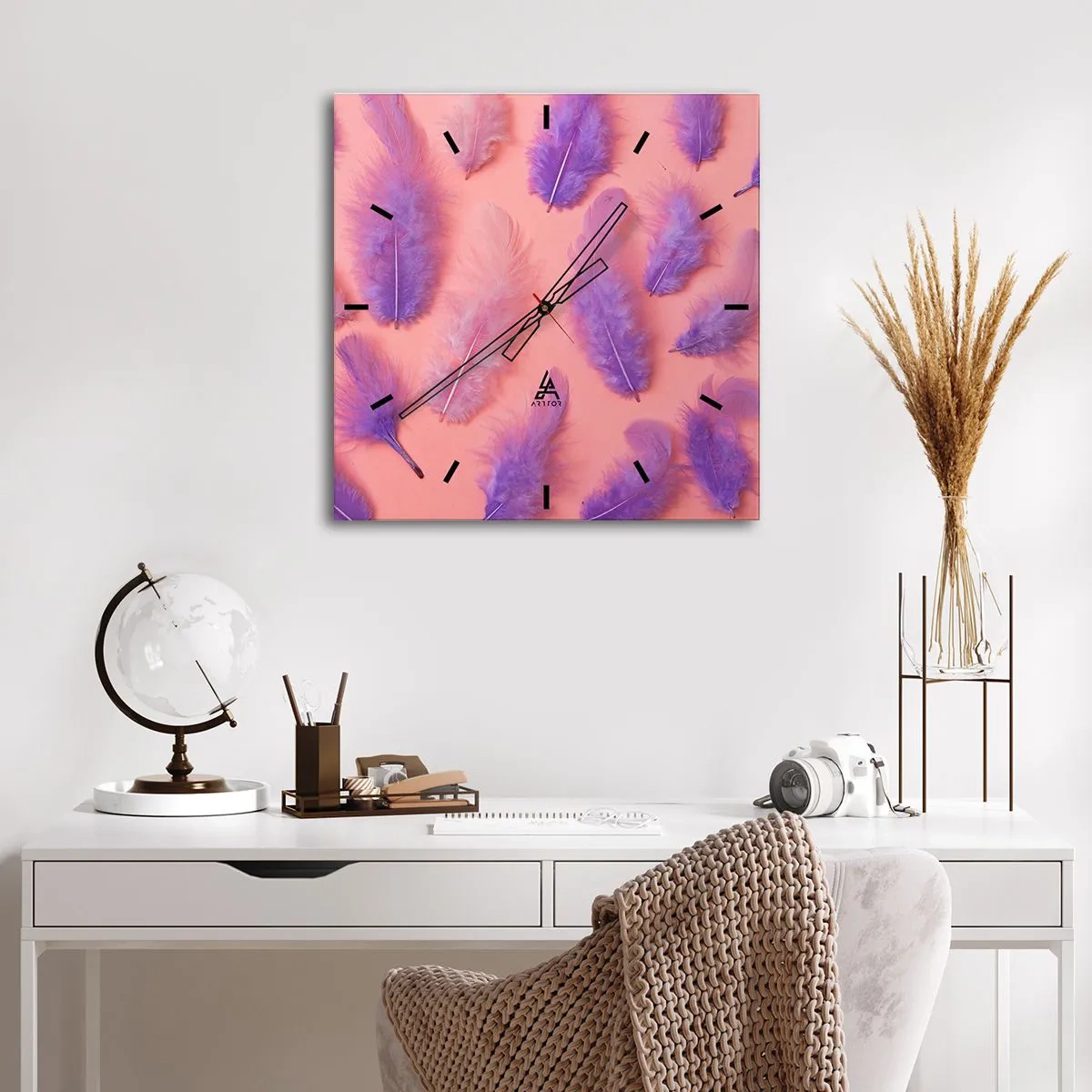 Reloj de pared - Reloj de vidrio - Plumas moradas y rosas sobre un fondo pastel. - 30x30cm - Un pájaro lila del deseo - Decoración de pared moderna para salón y dormitorio ARTTOR