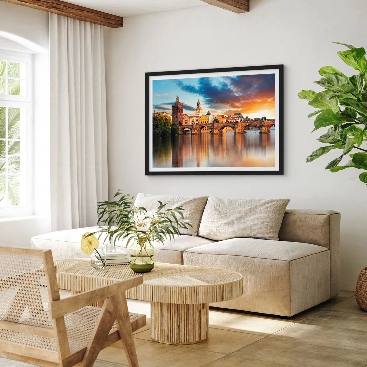 Póster en marco negro - El puente histórico sobre el río a la luz del sol poniente. - 70x50cm - La belleza no tiene edad - Decoración de pared moderna para salón y dormitorio ARTTOR