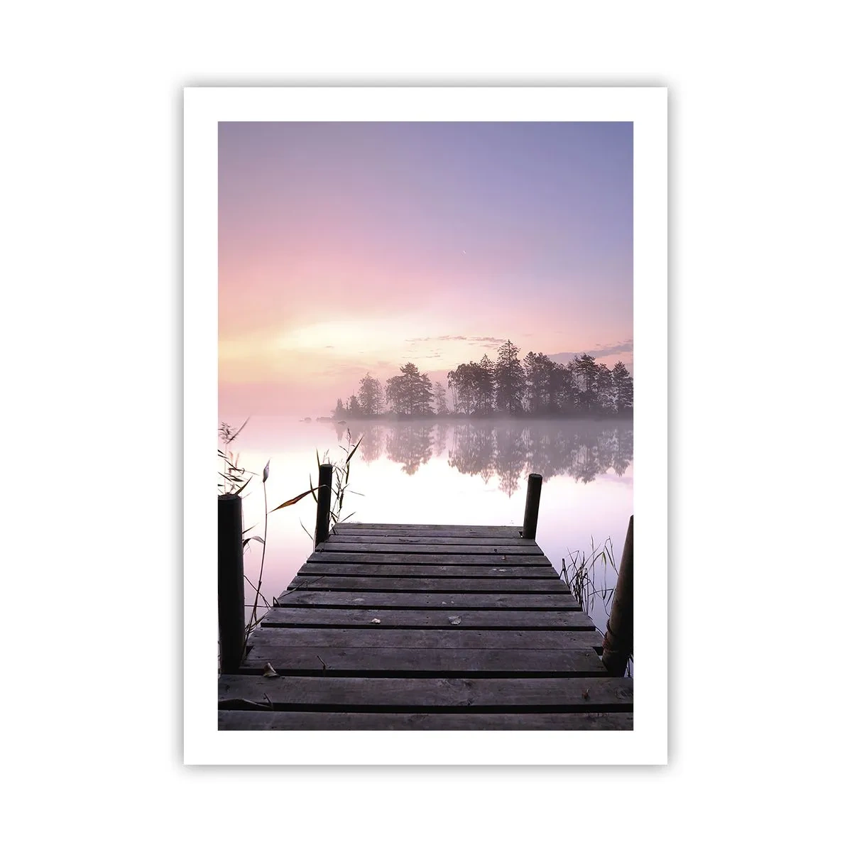 Póster - Un muelle junto al lago en colores pastel por la mañana. - 50x70cm - De la niebla lila... - Decoración de pared moderna para salón y dormitorio ARTTOR