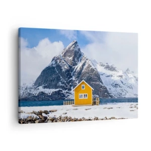 Cuadro sobre lienzo - Impresión de Imagen - Una casa amarilla con el telón de fondo de montañas cubiertas de nieve y el mar. - 70x50cm - Vacaciones escandinavas - Decoración de pared moderna para salón y dormitorio ARTTOR