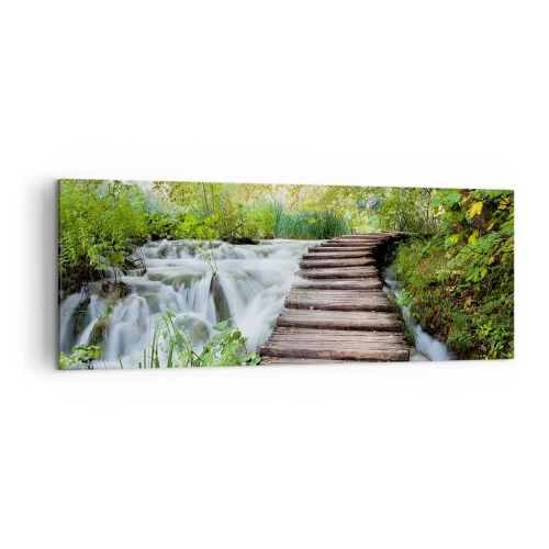 Cuadro sobre lienzo - Impresión de Imagen - Un puente de madera sobre una cascada rodeado de un exuberante bosque verde. - 140x50cm - No es agua silenciosa en absoluto - Decoración de pared moderna para salón y dormitorio ARTTOR