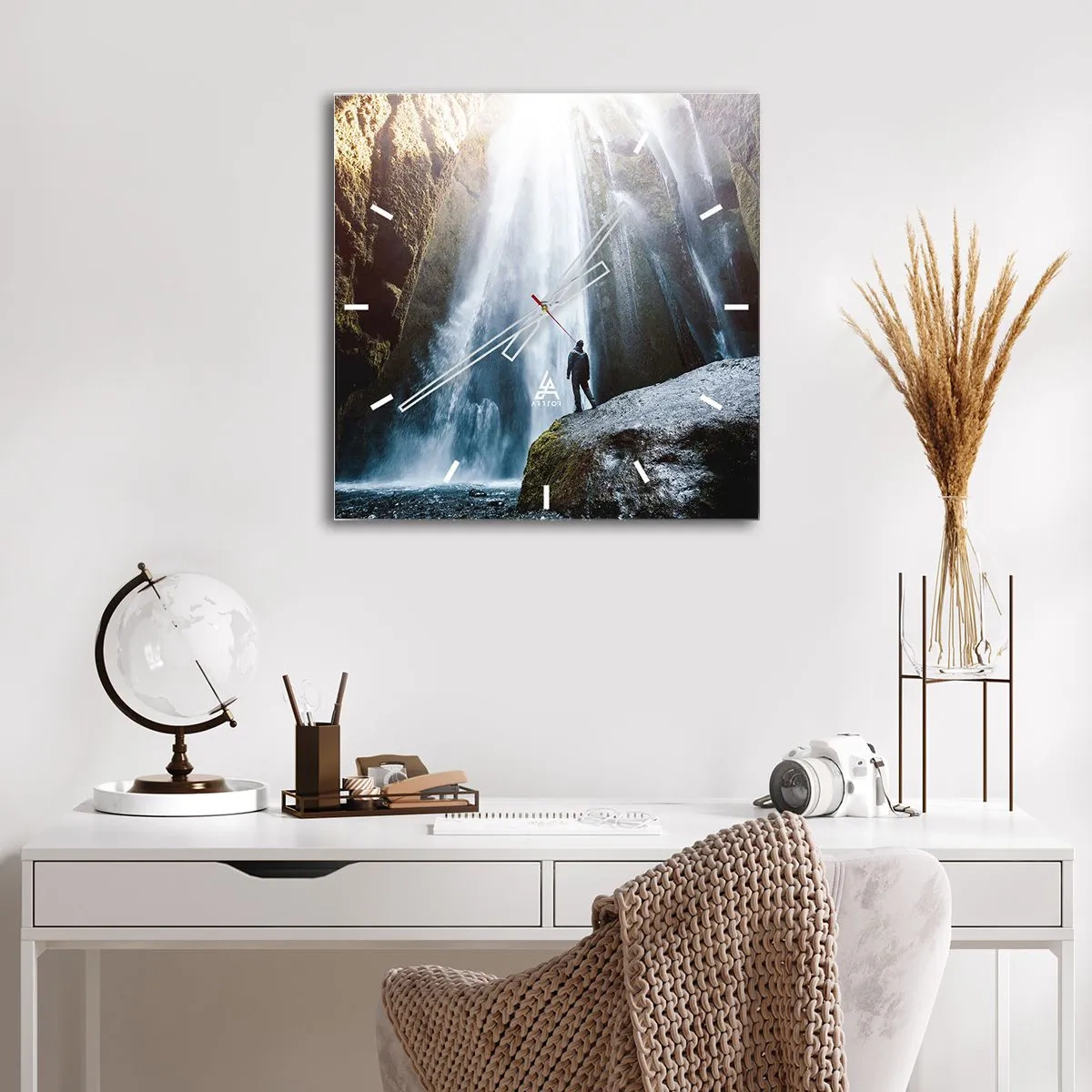 Reloj de pared - Reloj de vidrio - Una figura con el telón de fondo de una majestuosa cascada en un desfiladero rocoso. - 30x30cm - Impresionante vista - Decoración de pared moderna para salón y dormitorio ARTTOR