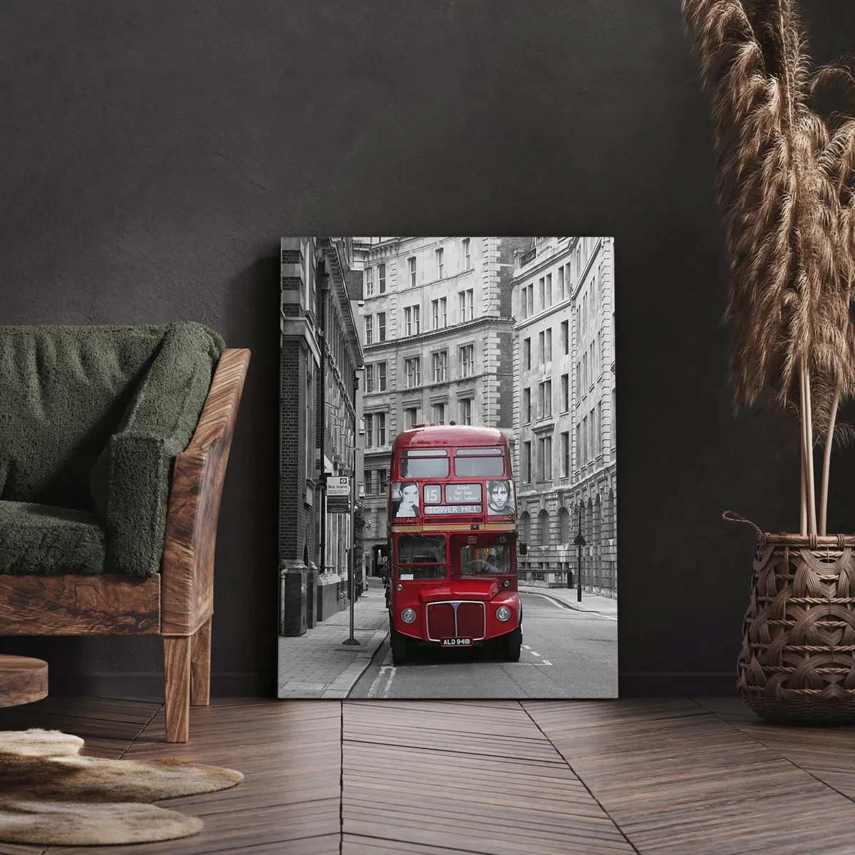 Cuadro sobre lienzo - Impresión de Imagen - Un autobús rojo sobre un fondo de edificios de la ciudad en blanco y negro. - 80x120cm - La vida cotidiana no tiene por qué ser gris - Decoración de pared moderna para salón y dormitorio ARTTOR