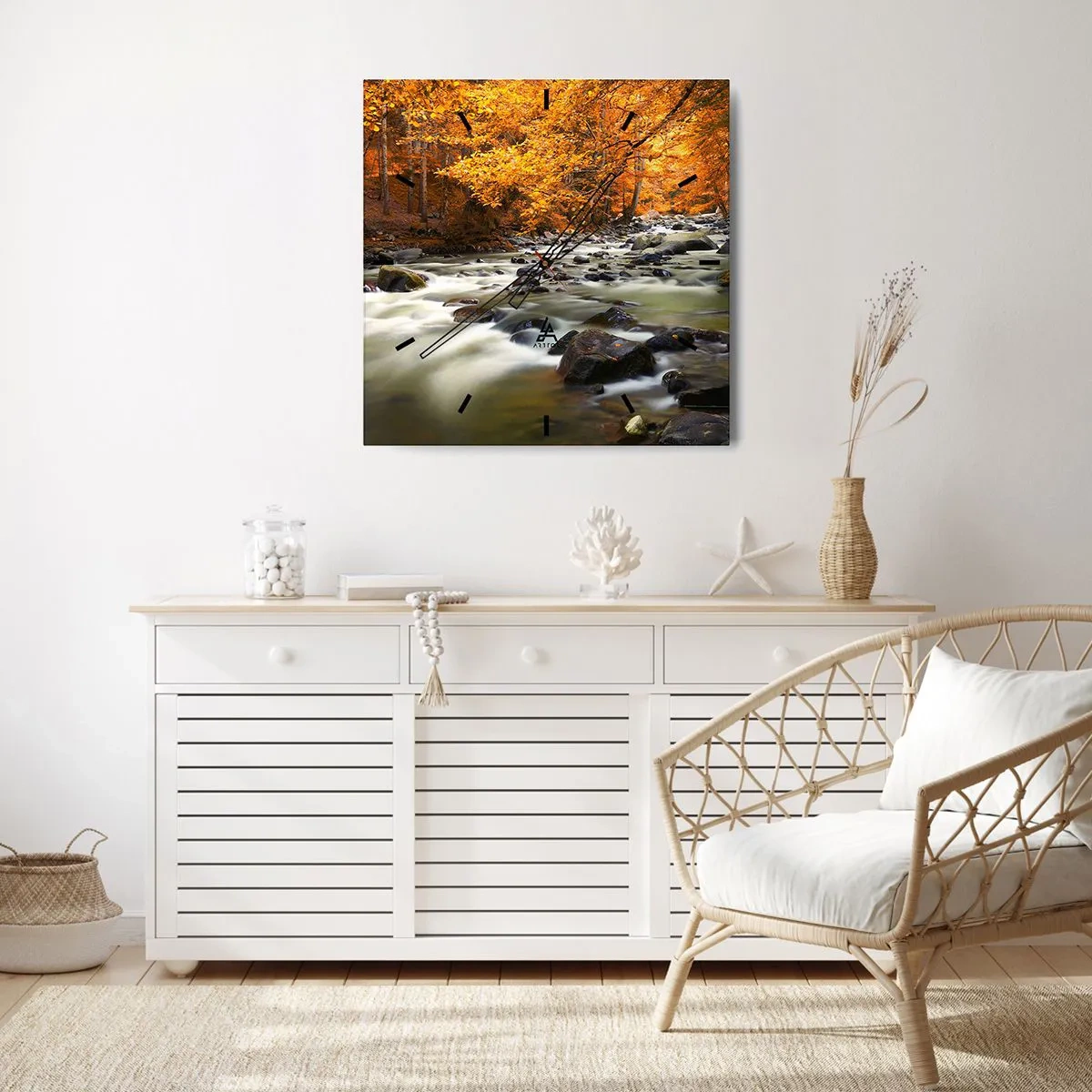 Reloj de pared - Reloj de vidrio - Un arroyo en un bosque otoñal rodeado de hojas doradas. - 30x30cm - Un arroyo en un bosque dorado - Decoración de pared moderna para salón y dormitorio ARTTOR