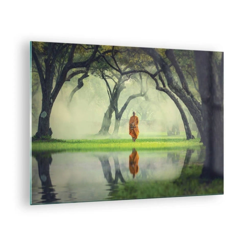 Cuadro sobre vidrio - Impresiones sobre Vidrio - Un monje con una túnica naranja camina entre los árboles junto al agua. - 70x50cm - En el camino de la iluminación - Decoración de pared moderna para salón y dormitorio ARTTOR