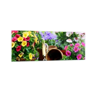Cuadro sobre vidrio - Impresiones sobre Vidrio - Flores de colores en macetas con herramientas de jardinería sobre la mesa. - 140x50cm - El jardín de Sofía - Decoración de pared moderna para salón y dormitorio ARTTOR