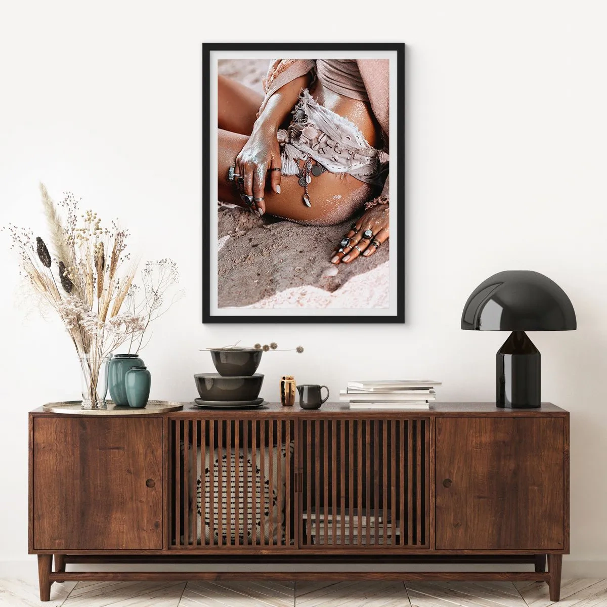 Póster en marco negro - Mujer de estilo boho en una playa de arena con decoraciones de conchas marinas. - 50x70cm - Bañada por el sol y la arena - Decoración de pared moderna para salón y dormitorio ARTTOR