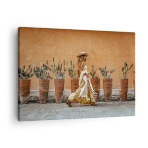Cuadro sobre lienzo - Impresión de Imagen - Una mujer en estilo boho con macetas de cactus al fondo. - 70x50cm - Estilo hippie - Decoración de pared moderna para salón y dormitorio ARTTOR